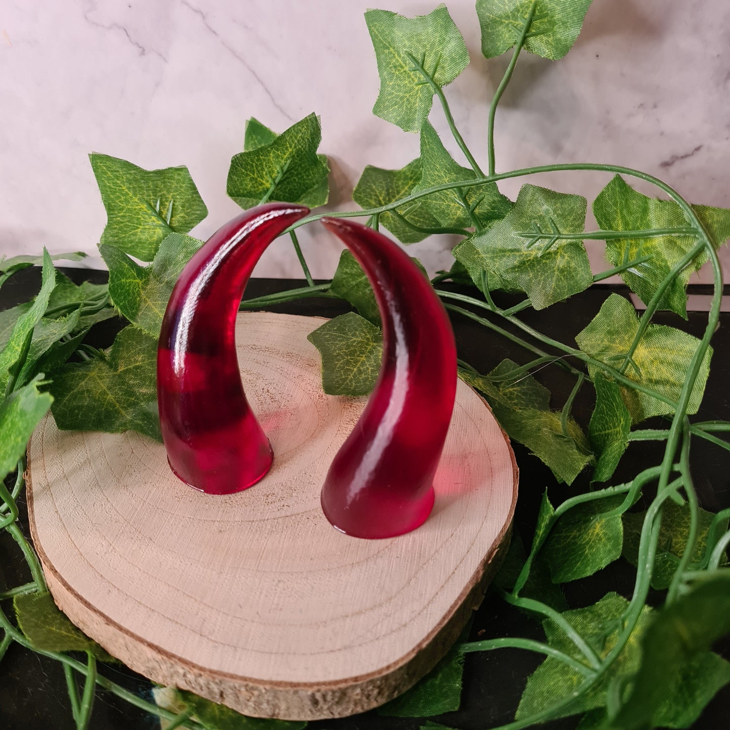 Cosplay Harz-Hörner – 3D-gedruckte 7,5cm rote Hörner mit transparentem dehnbarem Nylonband