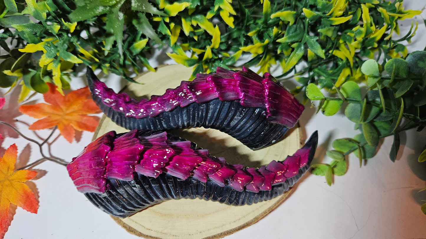Cosplay Hörner mit Schuppen – 3D-gedruckt und handbemalt, 7cm, Harz, mit transparentem dehnbarem Nylonband