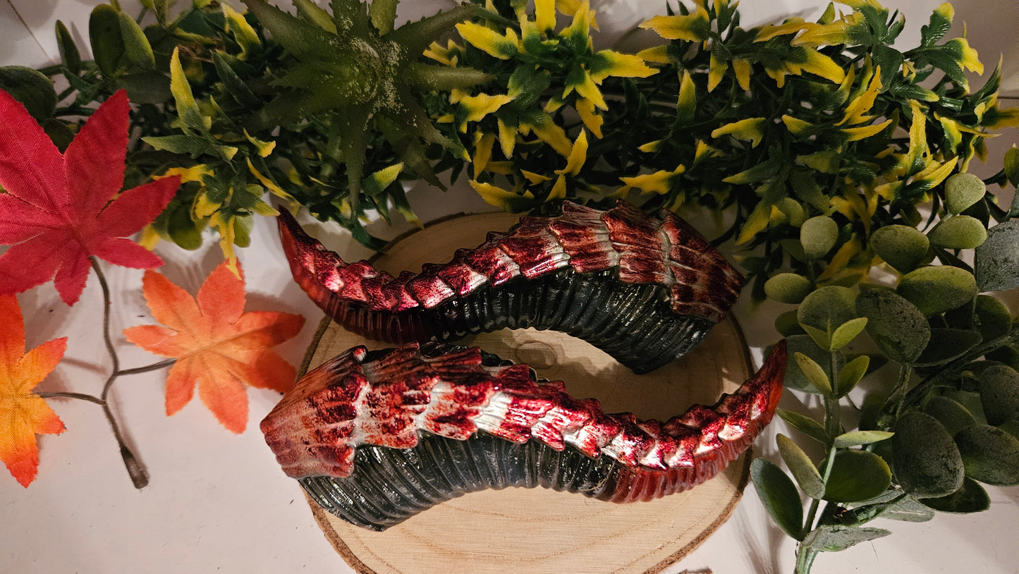 Cosplay Hörner mit Schuppen – 3D-gedruckt und handbemalt, 7cm, Harz, mit transparentem dehnbarem Nylonband