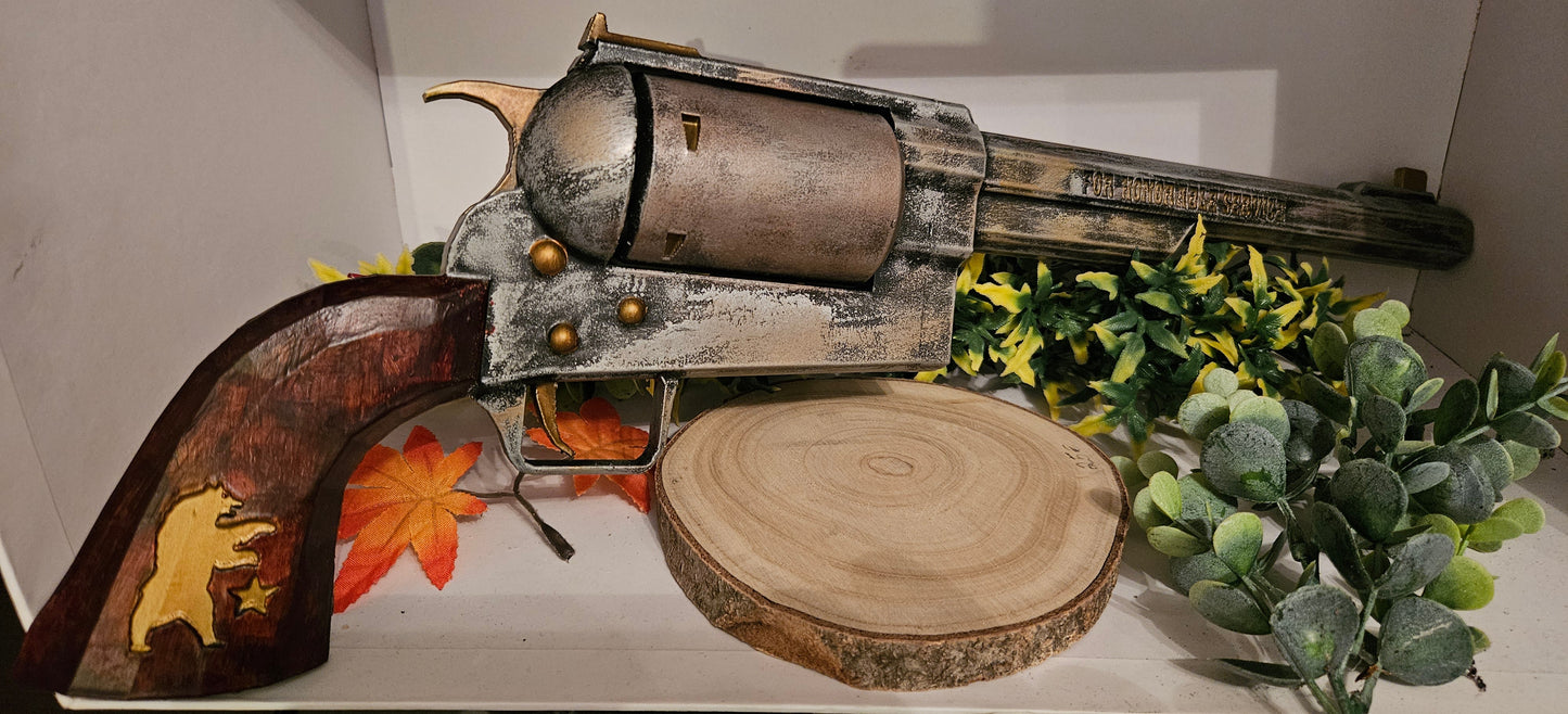Handbemalte Fallout New Vegas Revolver-Replik aus PLA, 3D-gedruckt, ca. 44 cm groß, dekorativ präsentiert mit künstlichem Laub und Holzscheibe – ideal für Cosplay, Sammler und Gaming-Fans