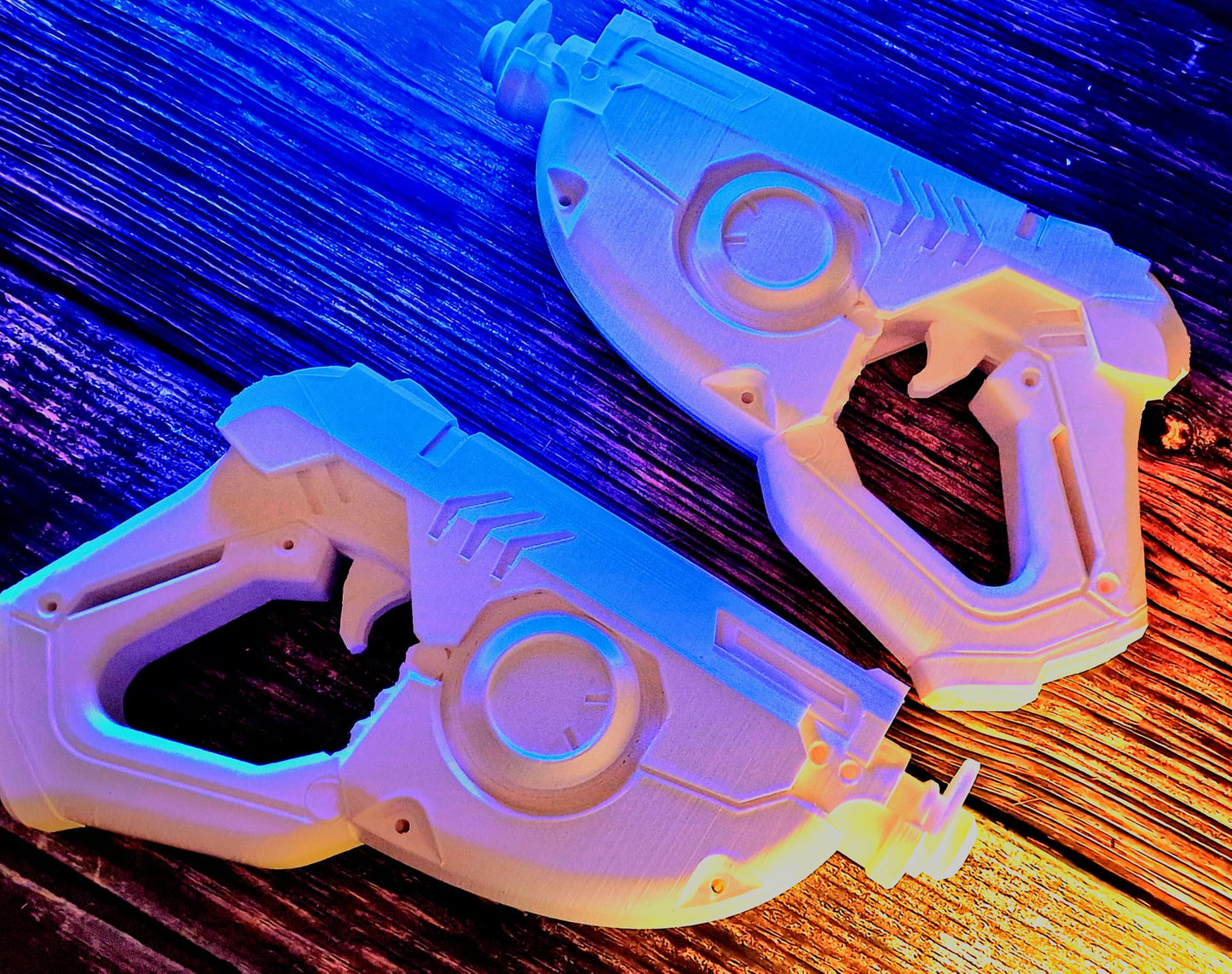 3D-gedruckte Tracer Waffen aus Overwatch (25cm) – PLA Cosplay Gaming Replikate zum Selbstbemalen (2 Stück)