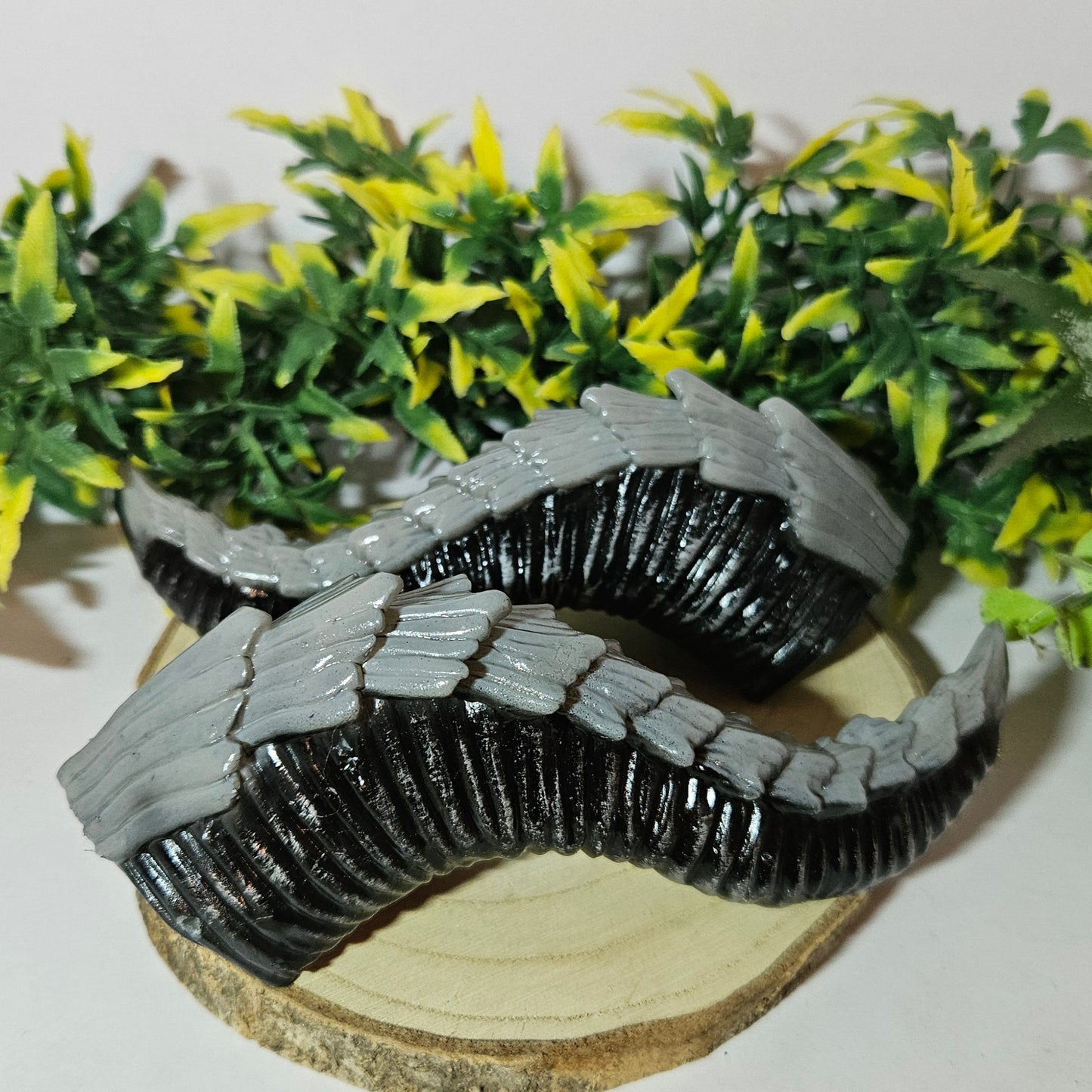 Cosplay Hörner mit Schuppen – 3D-gedruckt und handbemalt, 7cm, Harz, mit transparentem dehnbarem Nylonband