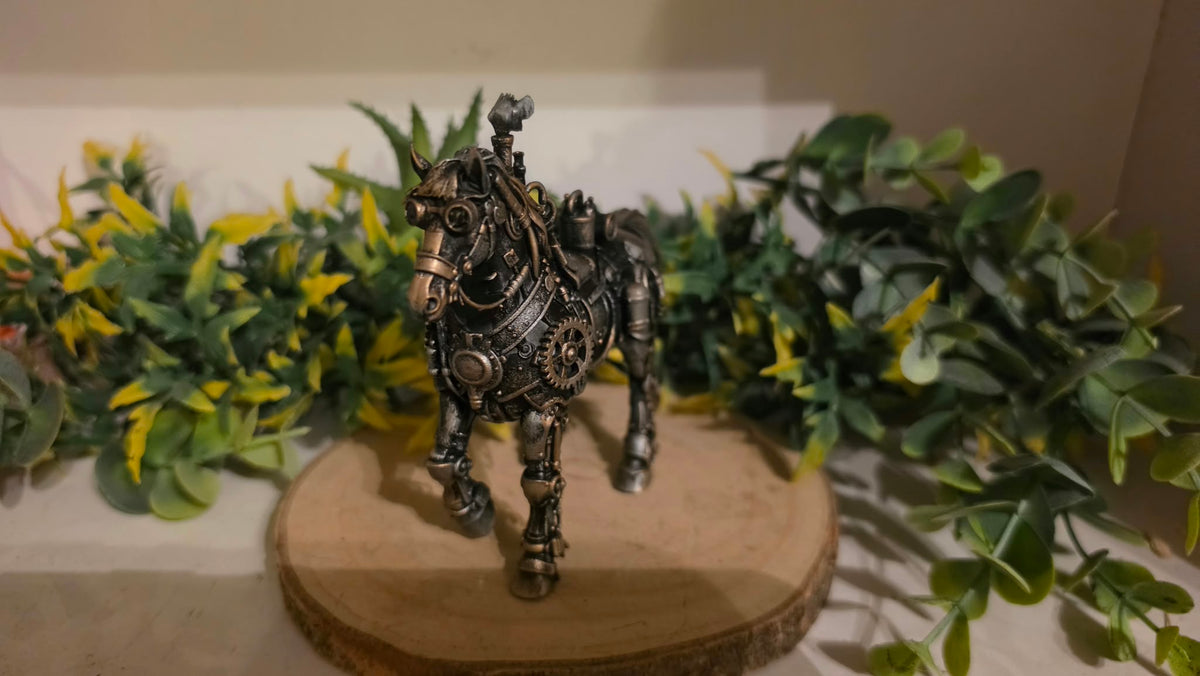 Vorderansicht der Steampunk Pferd Figur aus Resin mit mechanischen Details