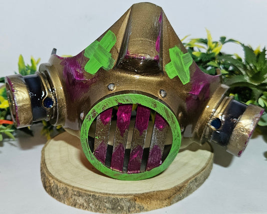 Handbemalte Jinx Gasmaske, 3D-gedruckt aus hochwertigem PLA, perfekt für Cosplay & Gaming. Detailliertes Design mit leuchtenden grünen und violetten Akzenten, inspiriert von League of Legends. Ideal für Conventions, Fotoshootings und Sammler.