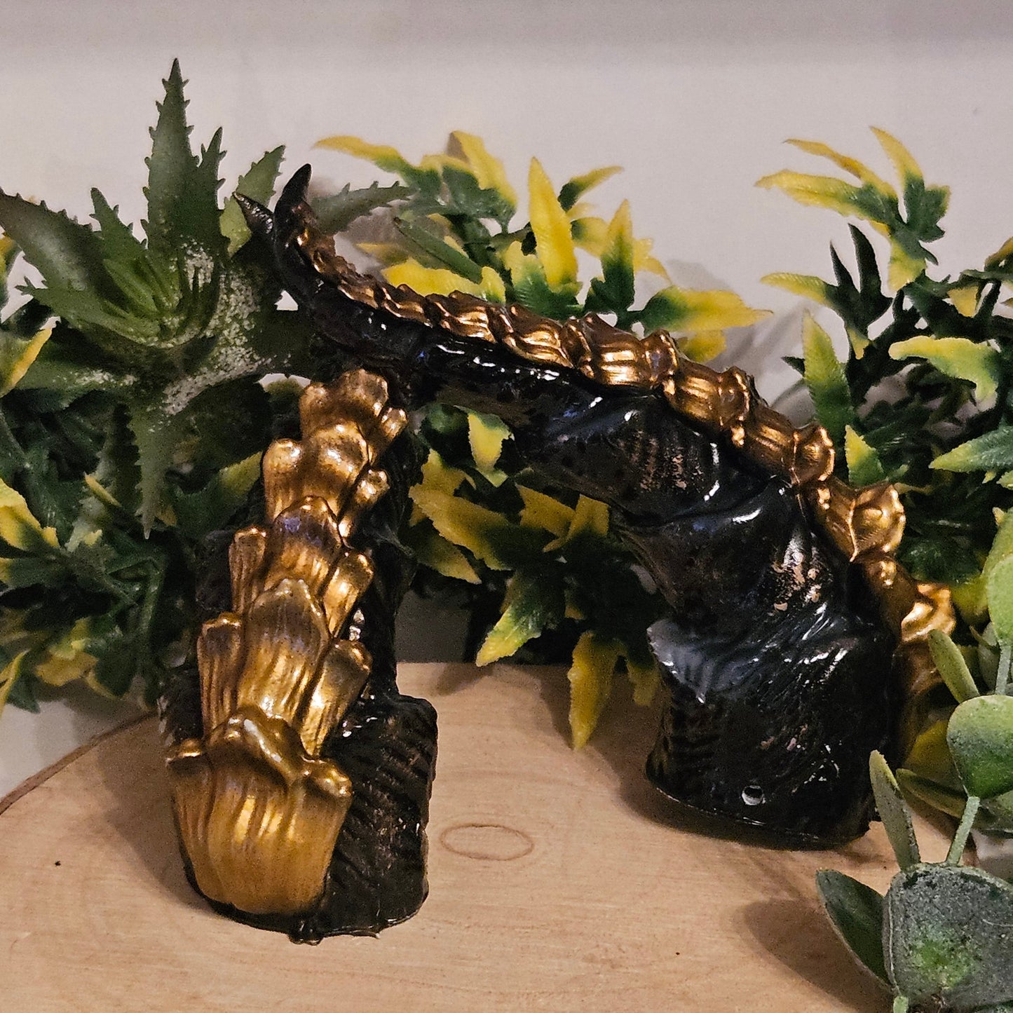 Magische Cosplay Hörner mit Schuppen – 3D-gedruckt & handbemalt aus Kunstharz (inkl. transparentem Trageband)