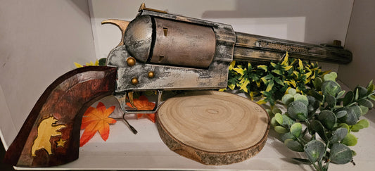 Handbemalte Fallout New Vegas Revolver-Replik aus PLA, 3D-gedruckt, ca. 44 cm groß, dekorativ präsentiert mit künstlichem Laub und Holzscheibe – ideal für Cosplay, Sammler und Gaming-Fans