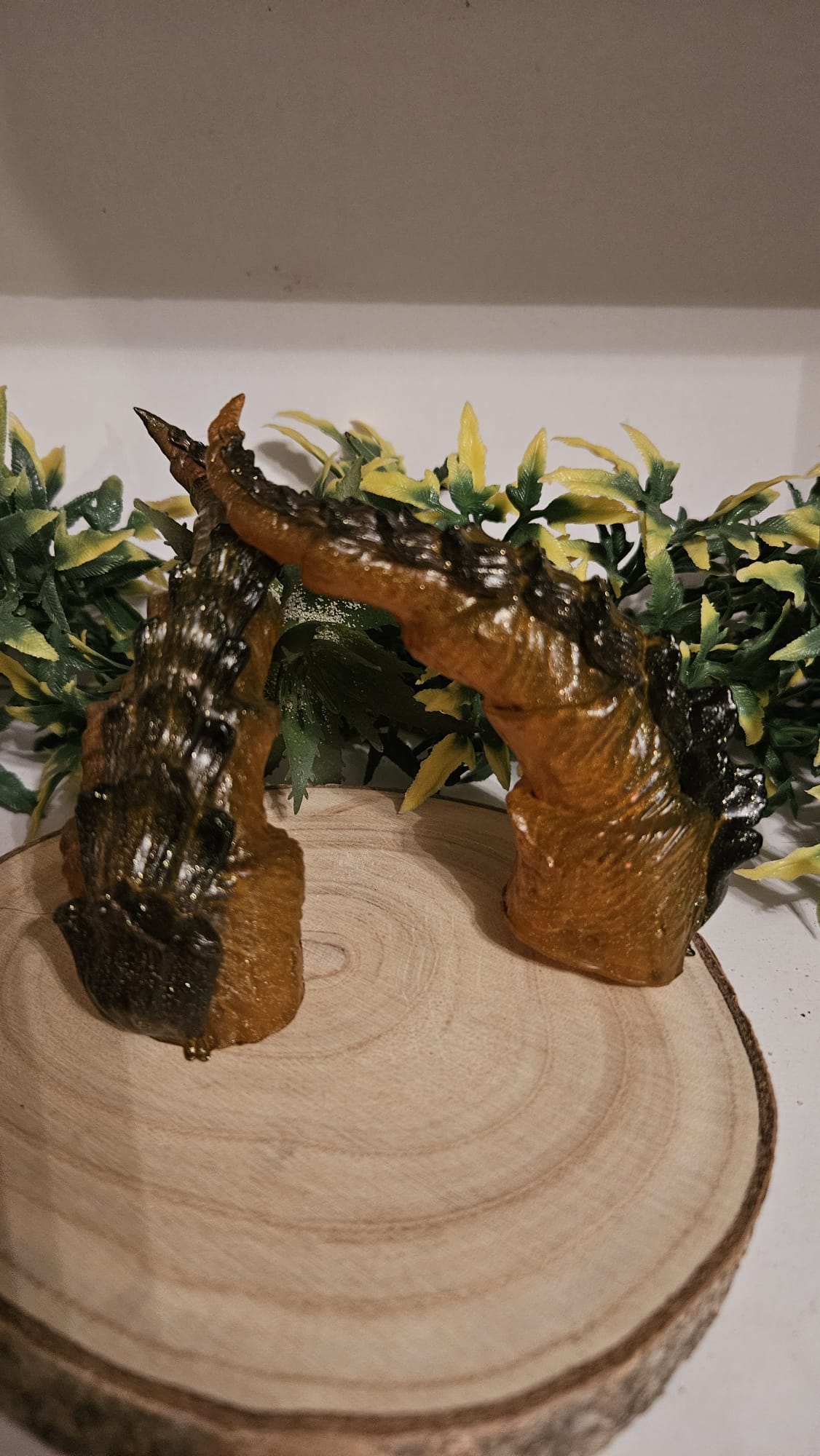 Magische Cosplay Hörner mit Schuppen – 3D-gedruckt & handbemalt aus Kunstharz (inkl. transparentem Trageband)