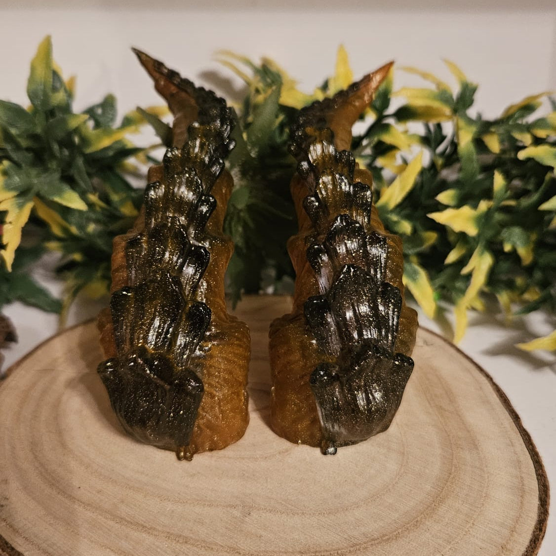 Magische Cosplay Hörner mit Schuppen – 3D-gedruckt & handbemalt aus Kunstharz (inkl. transparentem Trageband)