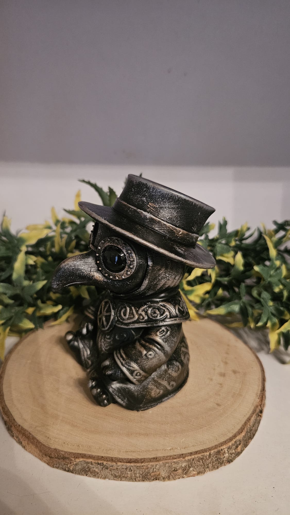 Mystische Plague Doktor Figur – Gothic Deko aus Kunstharz, handbemalt, 10cm