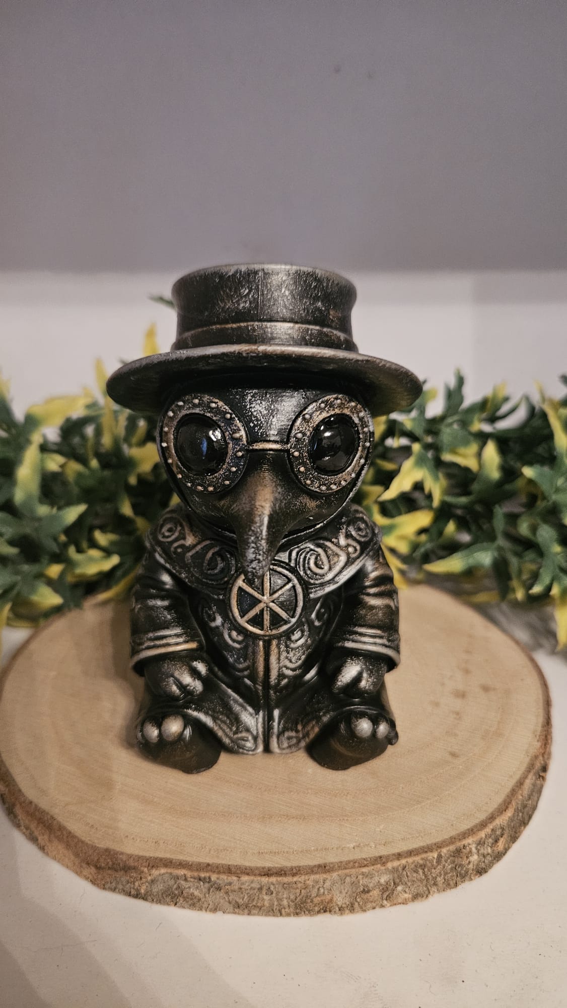 Mystische Plague Doktor Figur – Gothic Deko aus Kunstharz, handbemalt, 10cm