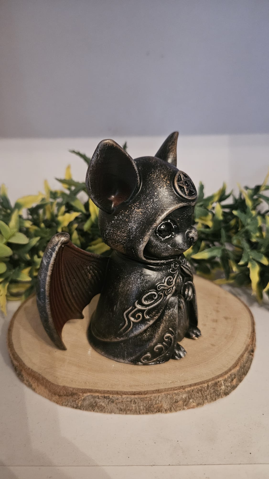 Mystical Gothic Bat Figurine - 3D-Printed & Hand-Painted Resin Decor (10 cm, 55 g)