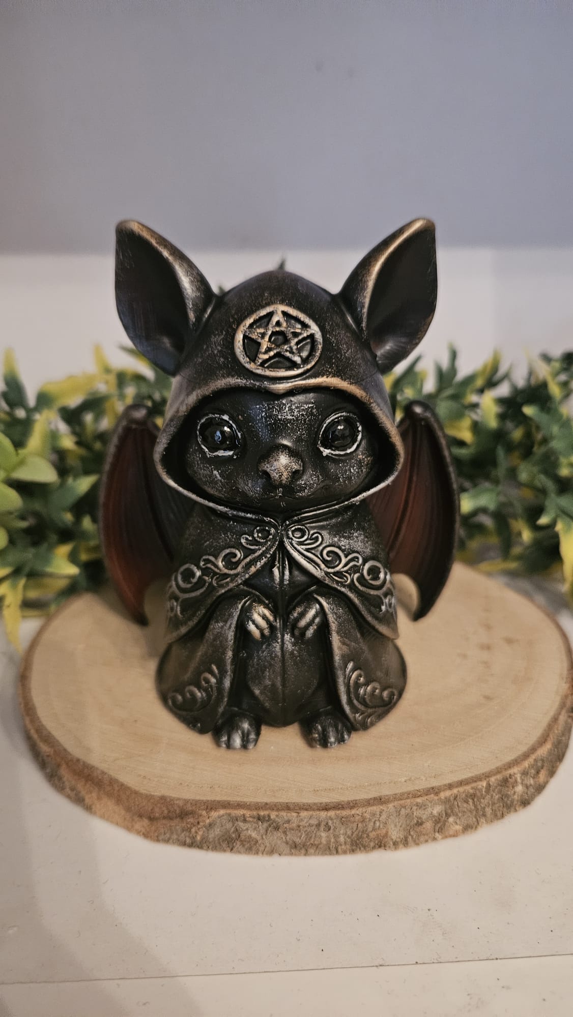 Mystical Gothic Bat Figurine - 3D-Printed & Hand-Painted Resin Decor (10 cm, 55 g)