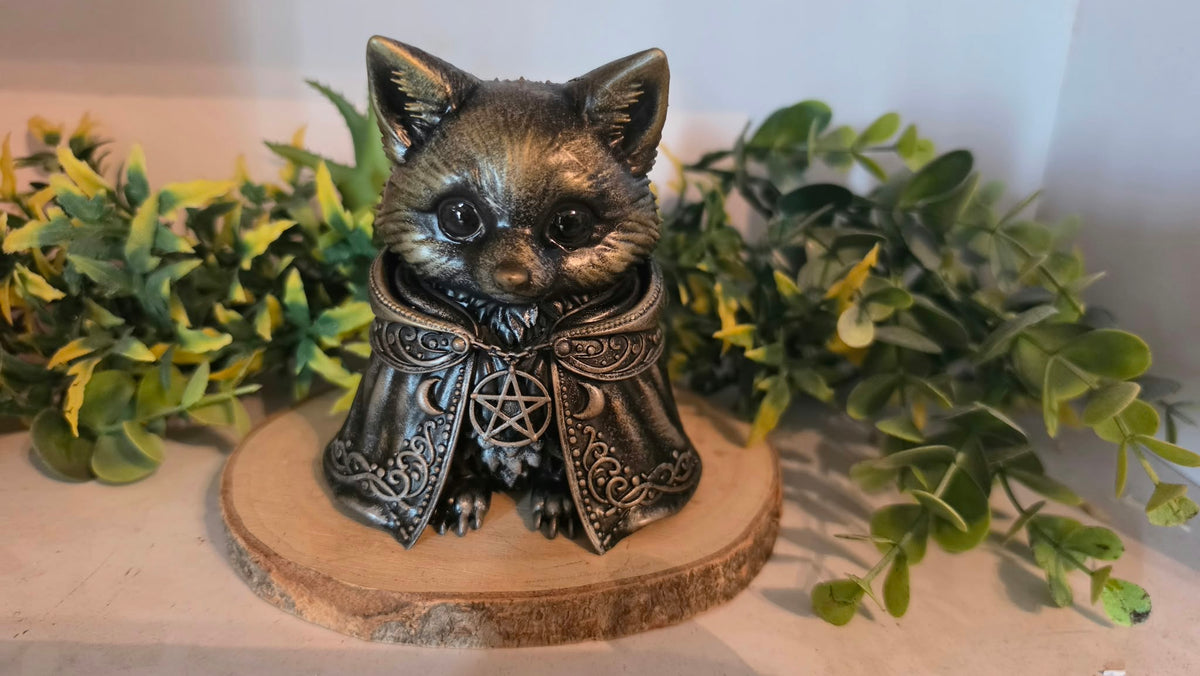 Handbemalte Fuchsfigur aus Resin mit mystischem Gothic Fantasy Design von Kitsu-Crafts