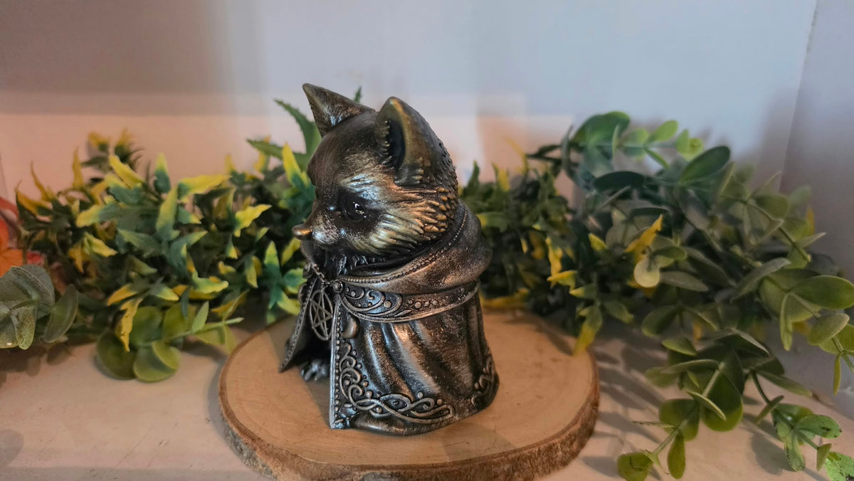 Mystische Fuchsfigur als handbemalte Gothic Deko und Fantasy Sammlerfigur von Kitsu-Crafts