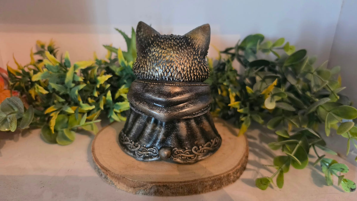 Detailreiche Fuchsfigur als mystische Fantasy Deko mit handbemalten Ornamenten