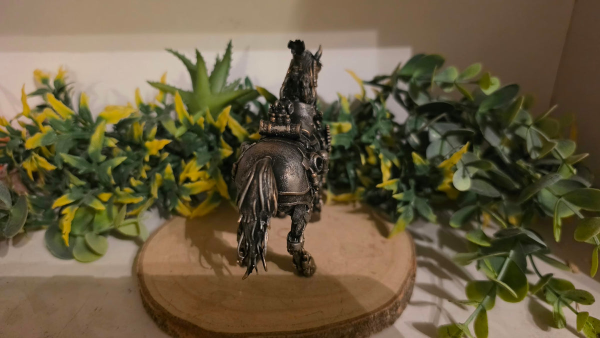 Rückansicht von Aurex, der handbemalten Steampunk-Pferdefigur aus Resin