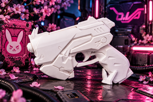 D.Va Pistole Overwatch Cosplay-Replik aus PLA vor pink-blauer futuristischer Kulisse