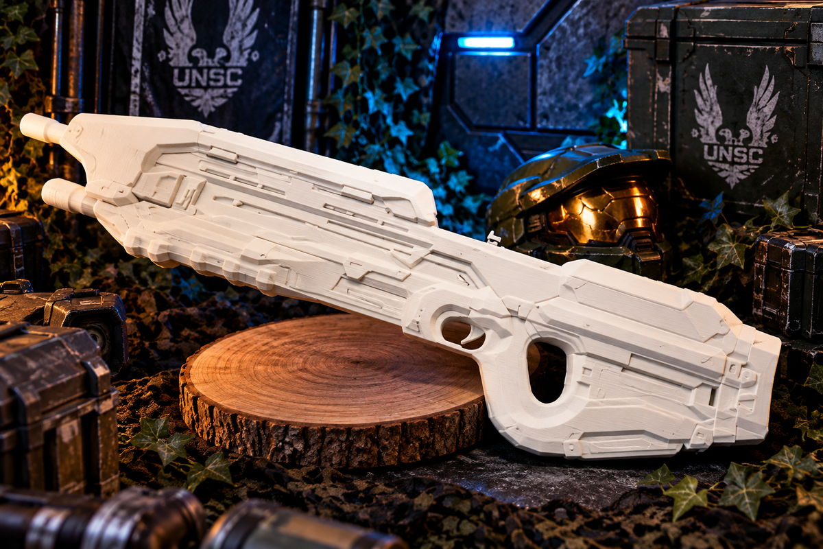 Halo 5 Assault Rifle Cosplay-Replik aus PLA vor dunkler futuristischer Sci-Fi-Kulisse