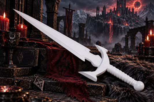 Mehrunes' Razor Skyrim Cosplay-Dolch aus weißem PLA vor dunkler daedrischer Fantasy-Kulisse