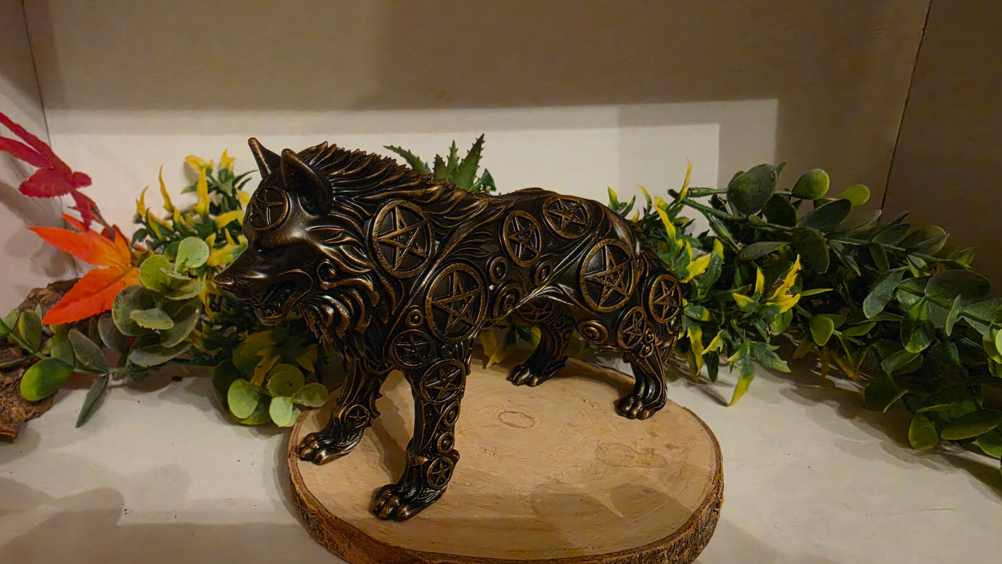 Mystical Gothic Wolf Figurine – hand-painted resin decoration, 3D-printed