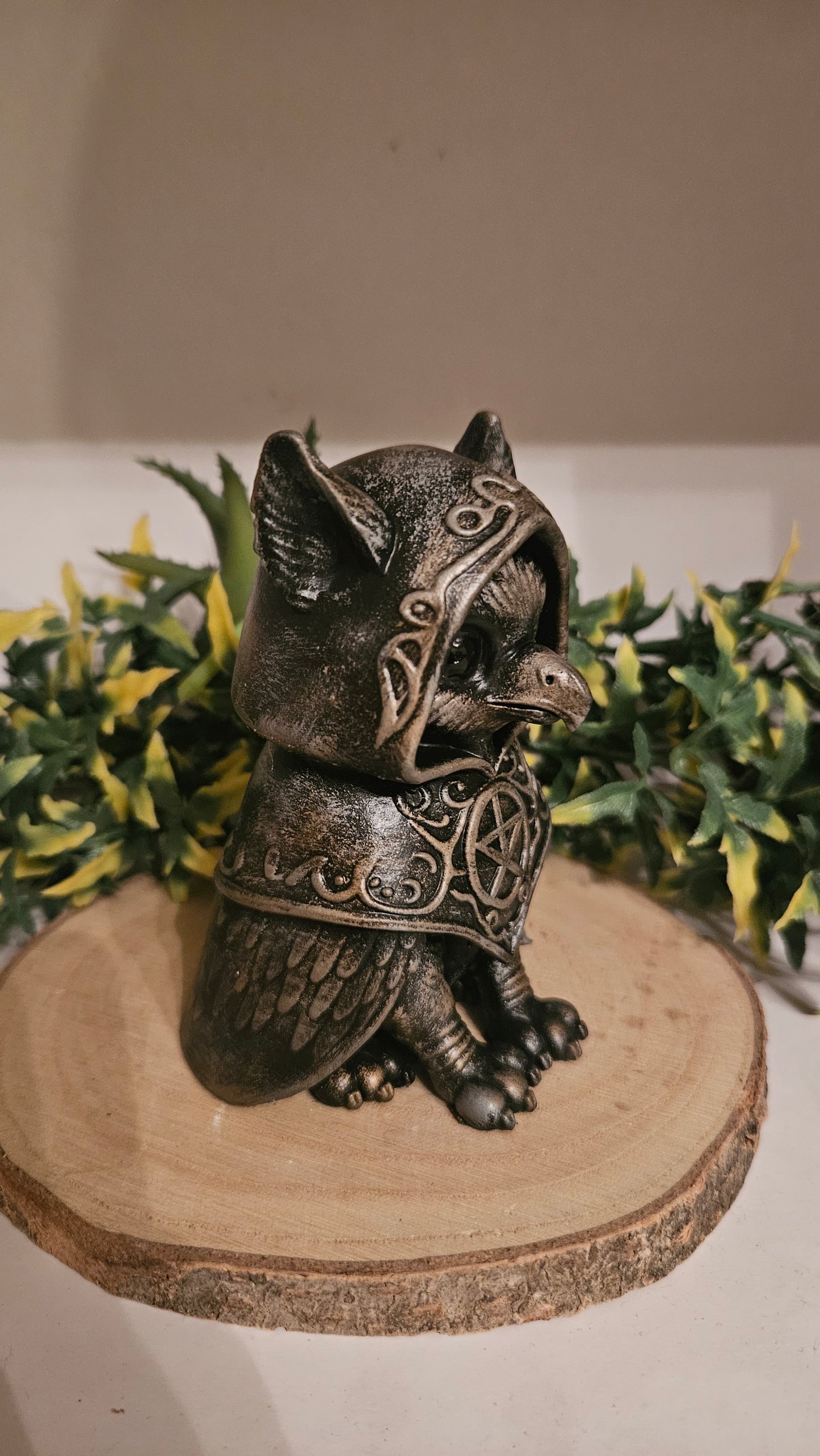 Mystical Gothic Griffon Guardian Figurine made of Resin – Hand-Painted Decorative Figure in Occult Style, approx. 10 cm