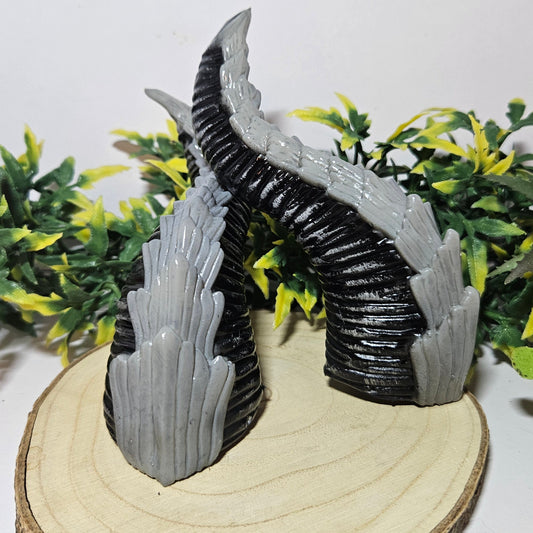 Handbemalte, 3D-gedruckte Hörner mit Schuppenstruktur aus PLA, 7 cm groß, getragen mit einem transparenten, dehnbaren Nylonband. Perfekt für Cosplay, LARP und Fantasy-Kostüme.