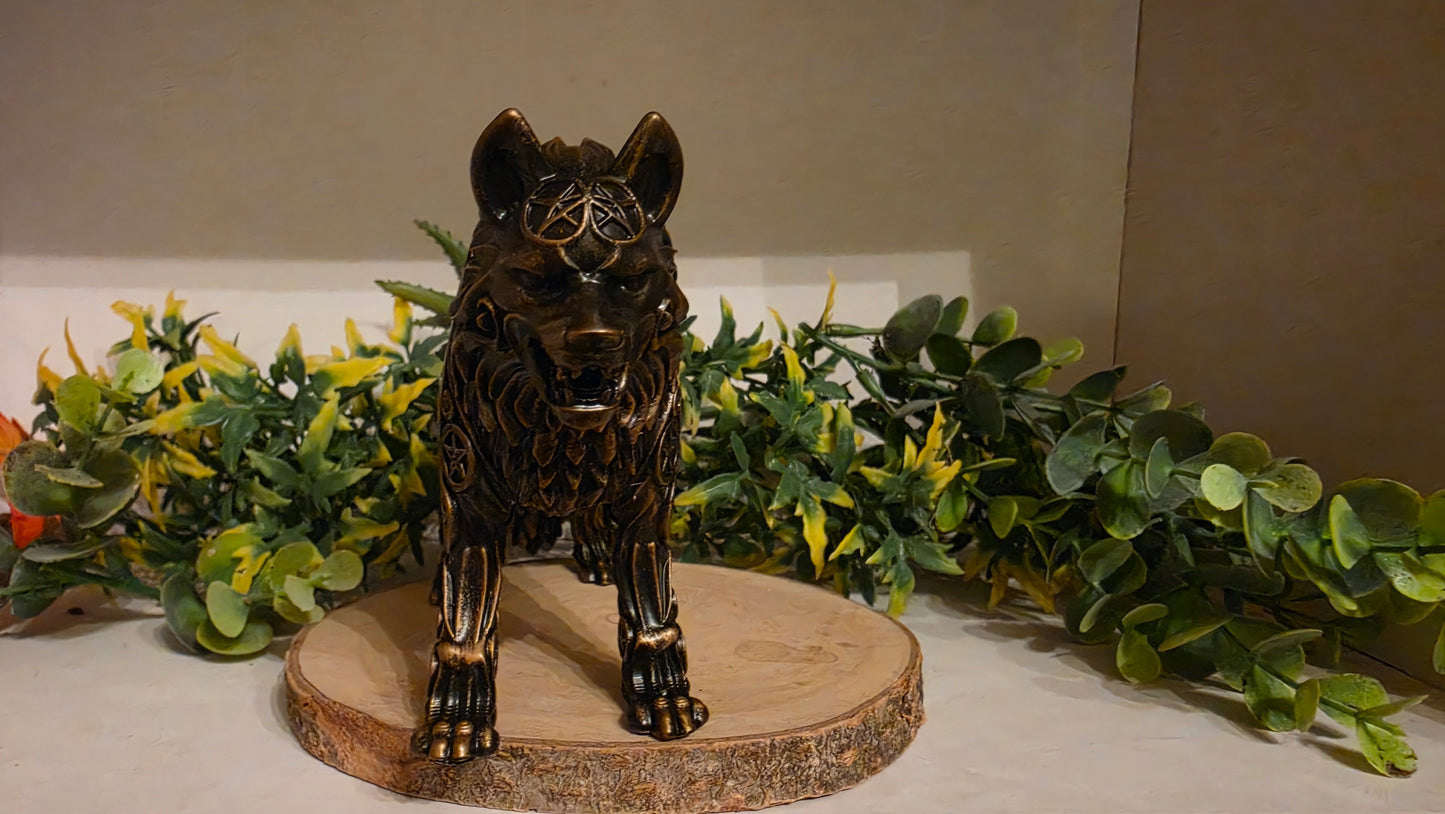 Mystical Gothic Wolf Figurine – hand-painted resin decoration, 3D-printed