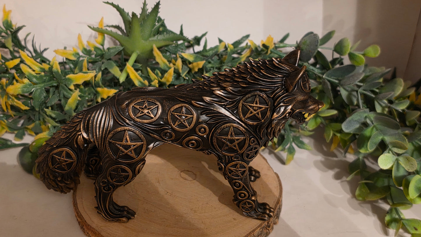 Mystical Gothic Wolf Figurine – hand-painted resin decoration, 3D-printed