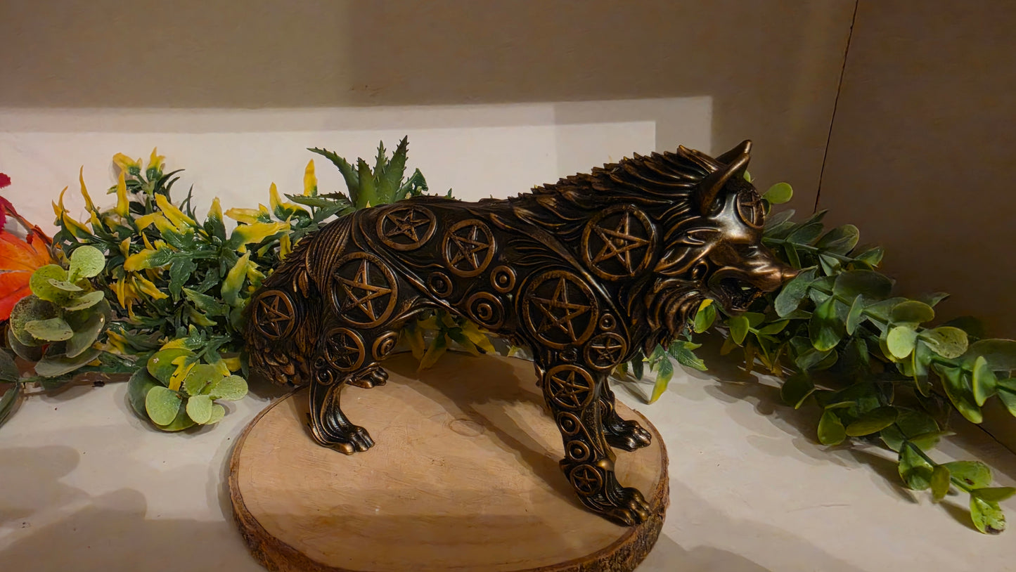 Mystical Gothic Wolf Figurine – hand-painted resin decoration, 3D-printed