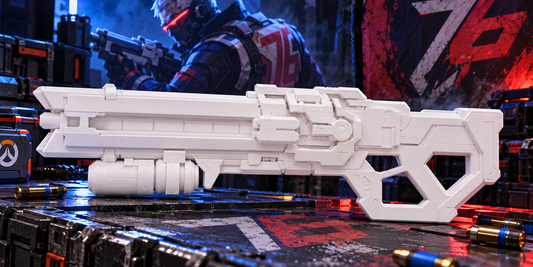 Soldier 76 Rifle Overwatch Cosplay-Replik aus weißem PLA vor rot-blau beleuchteter futuristischer Werkstattkulisse