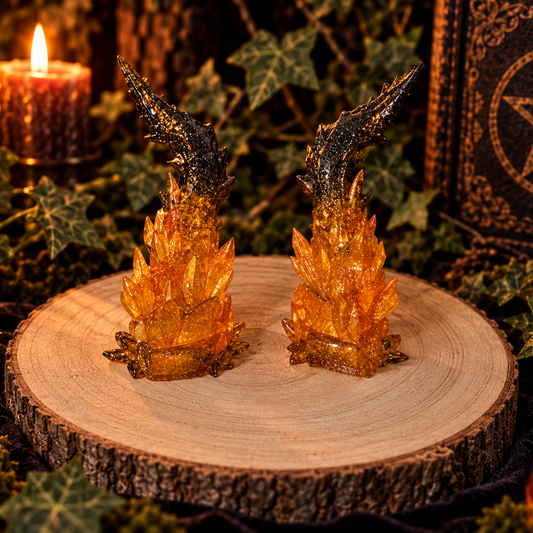 Solvar Goldglitzer Cosplay-Hörner aus Resin vor dunkler warmer Fantasy-Kulisse