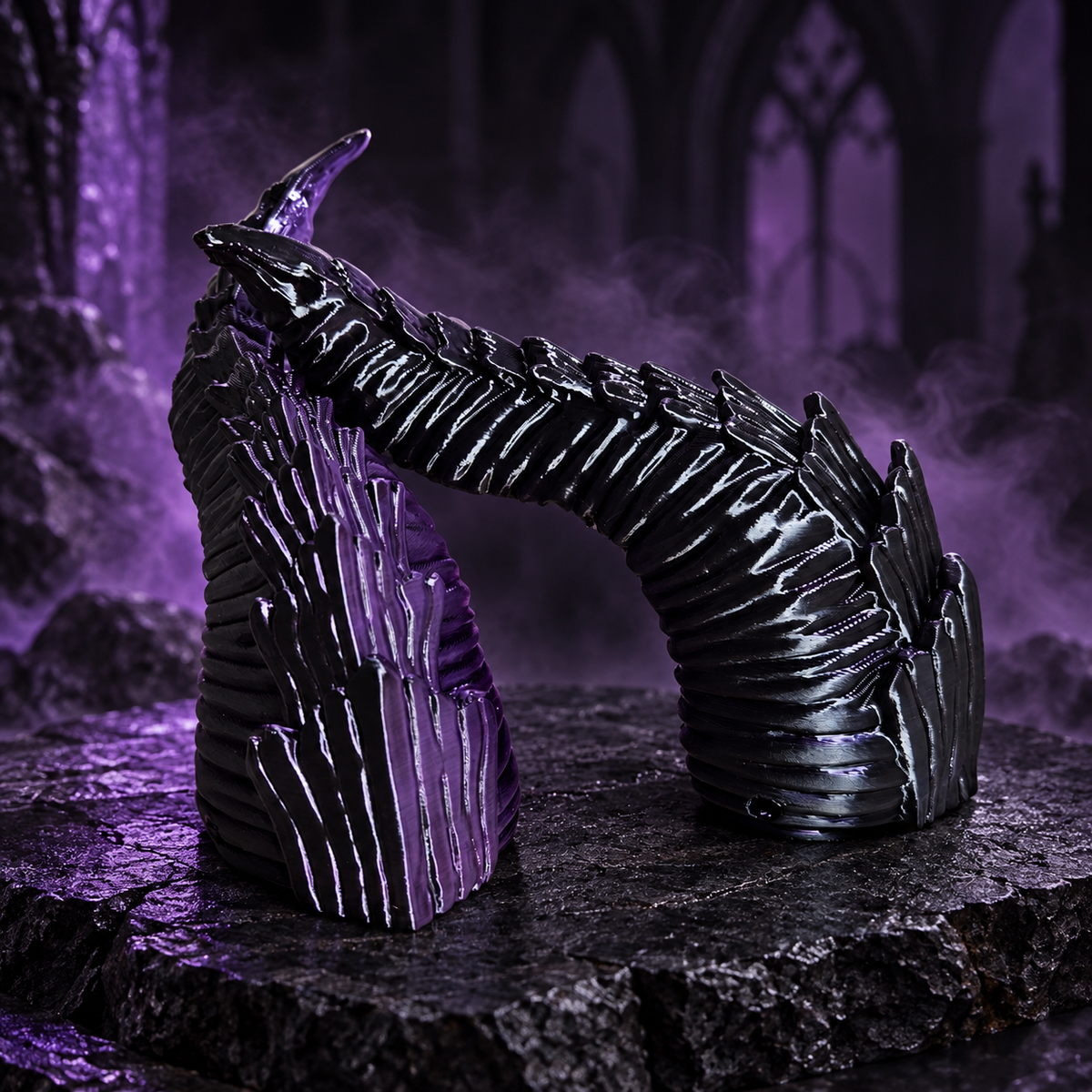 Virelia schwarz-violette Schuppen-Hörner aus PLA vor dunkler violetter Fantasy-Kulisse